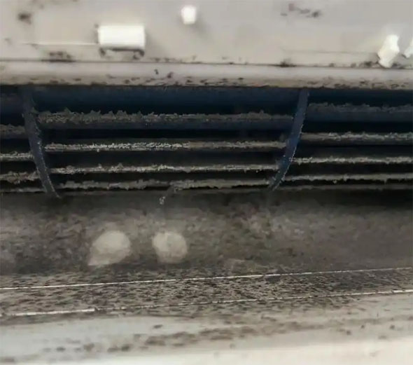 海勃湾空调吹的风有股烧焦味是怎么回事